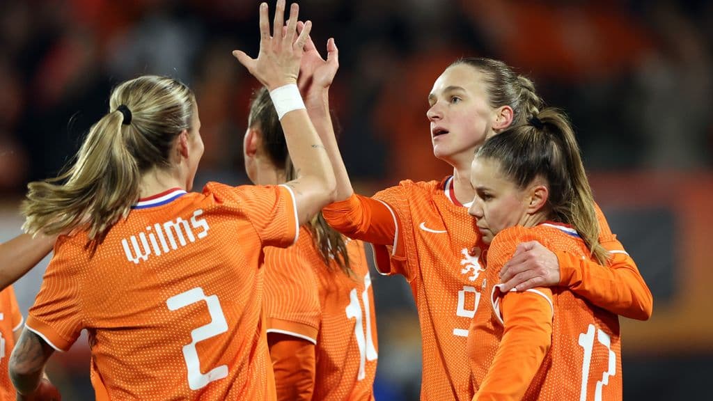 Miedema scoort vier goals in halve tijd tegen Zuid-Korea